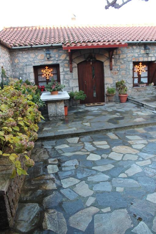Guesthouse Karahalios โปลีดรอสโซส ภายนอก รูปภาพ