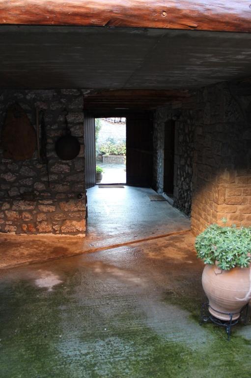 Guesthouse Karahalios โปลีดรอสโซส ภายนอก รูปภาพ