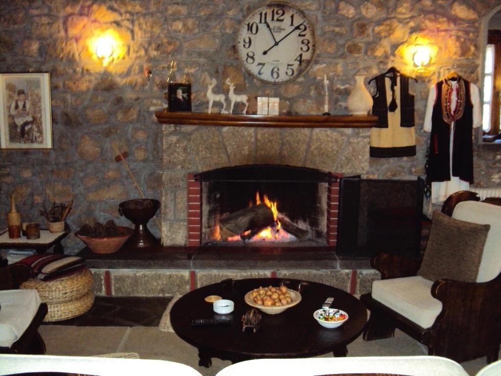 Guesthouse Karahalios โปลีดรอสโซส ภายนอก รูปภาพ